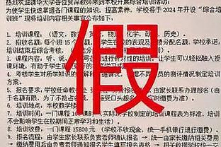 一心两用！詹姆斯更衣室内边接受采访边看布朗尼比赛